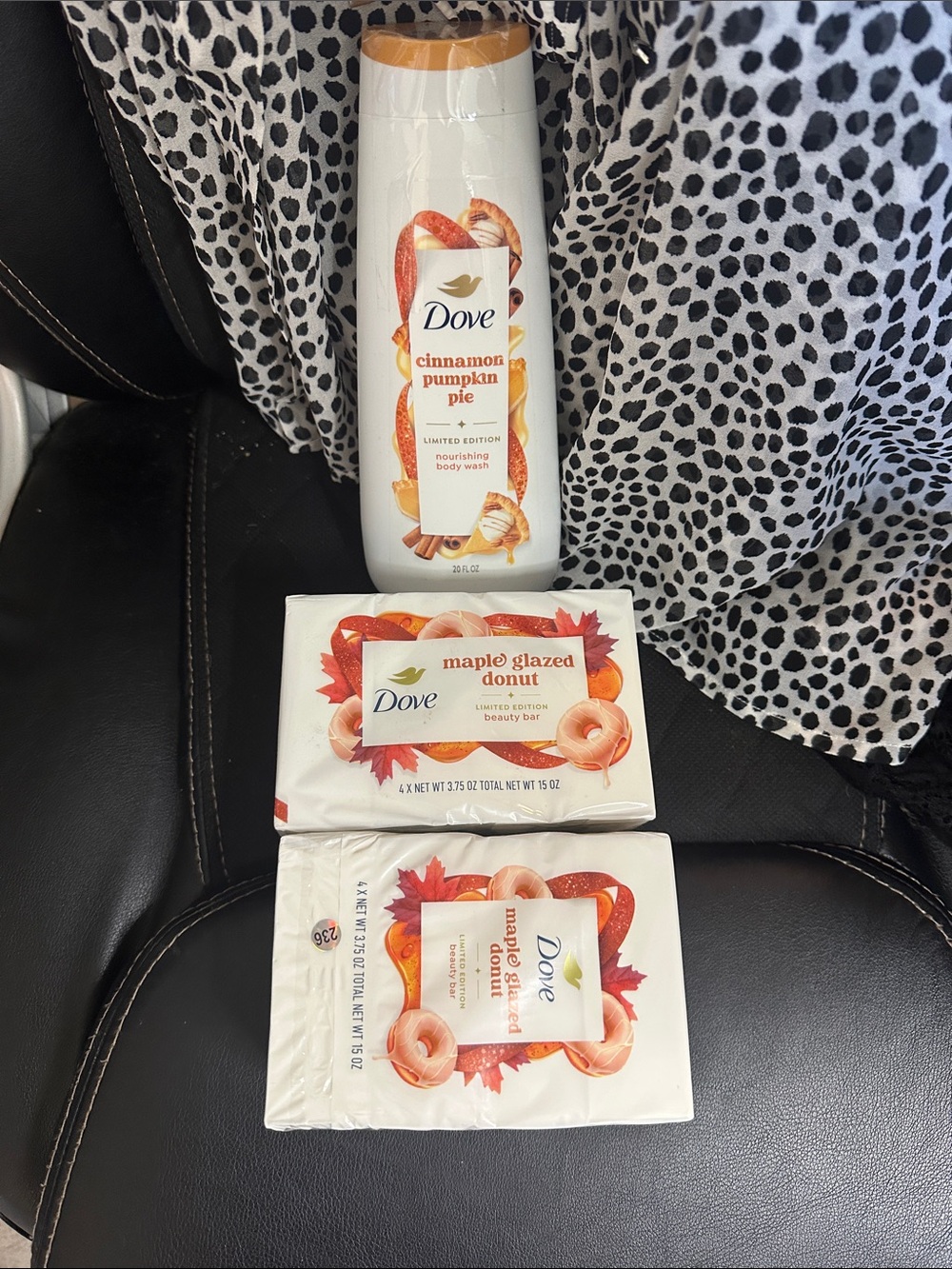 Dove Cinnamon Pumpkin Pie Nourishing Body Wash — White & Orange